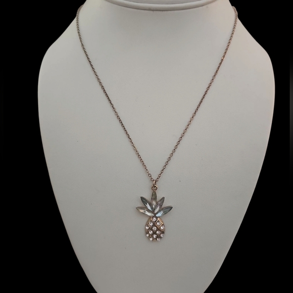 Elegant Gold Pineapple Pendant Necklace - Picture 5 of 5